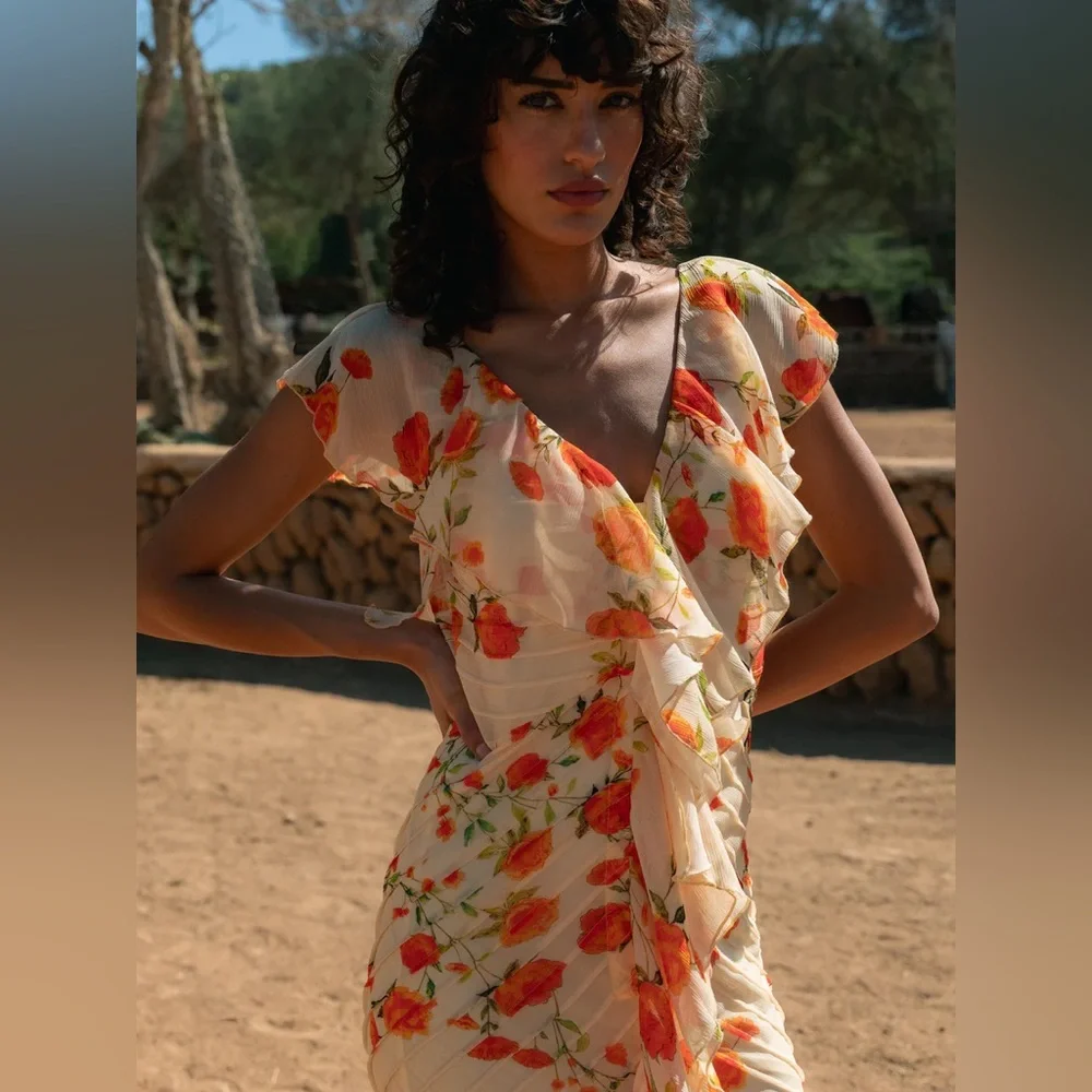 NEW De La Vali Macaroon Gown - Picture 2 of 4